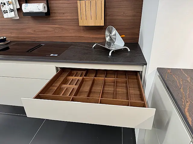 Cortina Fineline kombiniert mit Kaschmir Diamantlack  Grifflos