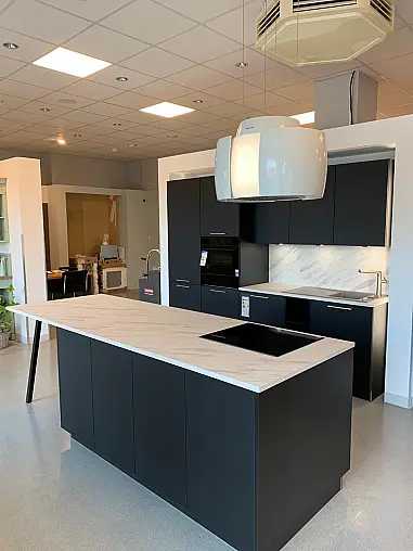 Concept 130 Top Soft Schwarz Küchenzeile mit Kochinsel zum sitzen