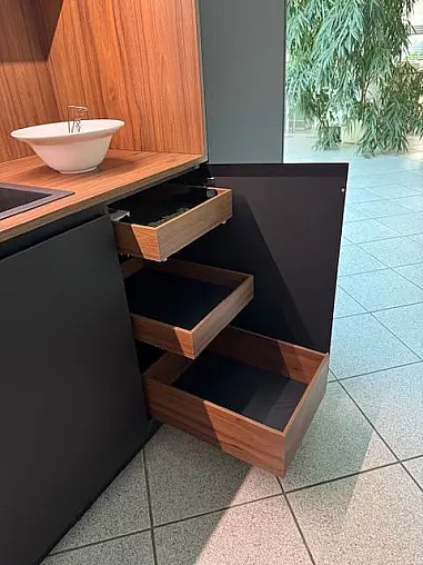 Musterküche schwarz supermatt - Arbeitsplatte Repro Nußbaum