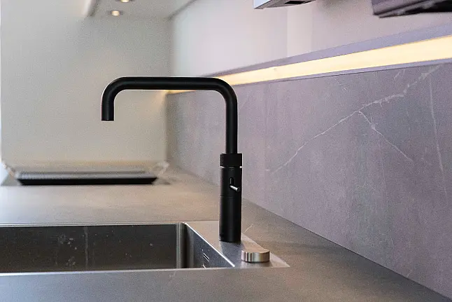 Perfekt beleuchtete Küchen Art Küche in matt Lack GRIFFLOS