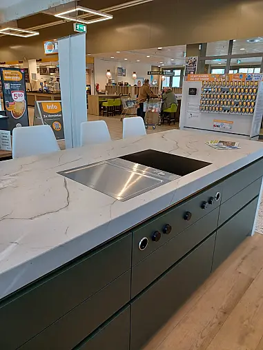 Häcker Küche, Concept 130, SCALA-Grifflos, Olivgrün, mit Steinplatte Desert Snow, Semi Gloss
