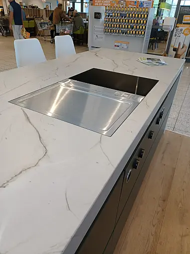 Häcker Küche, Concept 130, SCALA-Grifflos, Olivgrün, mit Steinplatte Desert Snow, Semi Gloss