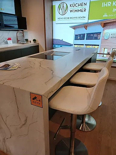 Häcker Küche, Concept 130, SCALA-Grifflos, Olivgrün, mit Steinplatte Desert Snow, Semi Gloss