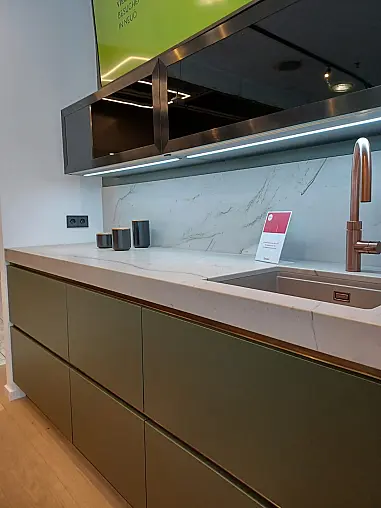 Häcker Küche, Concept 130, SCALA-Grifflos, Olivgrün, mit Steinplatte Desert Snow, Semi Gloss