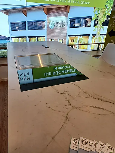 Häcker Küche, Concept 130, SCALA-Grifflos, Olivgrün, mit Steinplatte Desert Snow, Semi Gloss