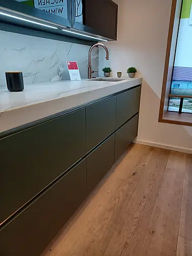 Häcker Küche, Concept 130, SCALA-Grifflos, Olivgrün, mit Steinplatte Desert Snow, Semi Gloss