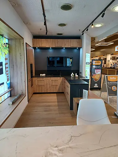 Häcker Küche, Bali Sommereiche mit Natursteinplatte Coffee Brown, U-Form