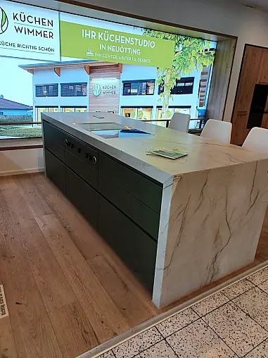 Häcker Küche, Concept 130, SCALA-Grifflos, Olivgrün, mit Steinplatte Desert Snow, Semi Gloss