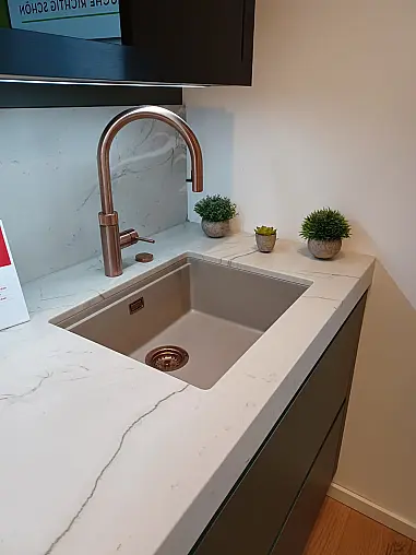 Häcker Küche, Concept 130, SCALA-Grifflos, Olivgrün, mit Steinplatte Desert Snow, Semi Gloss