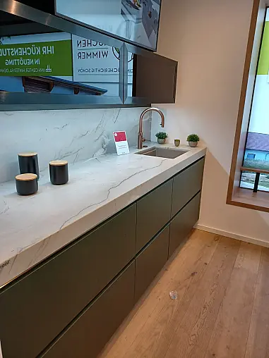Häcker Küche, Concept 130, SCALA-Grifflos, Olivgrün, mit Steinplatte Desert Snow, Semi Gloss