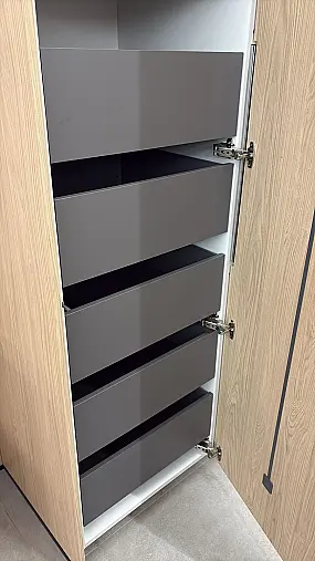 Moderne Holzküche mit Miele Geräten