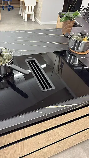 Moderne Holzküche mit Miele Geräten