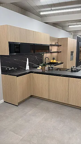 Moderne Holzküche mit Miele Geräten