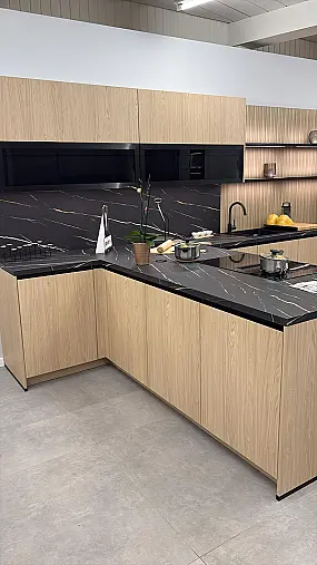 Moderne Holzküche mit Miele Geräten