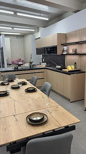 Moderne Holzküche mit Miele Geräten
