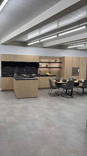 Moderne Holzküche mit Miele Geräten
