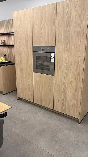 Moderne Holzküche mit Miele Geräten