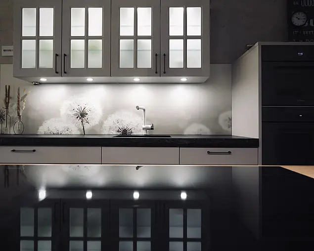 Landhaus-Küche "Malaga Satin" - Naturstein &amp; Premium-Technik