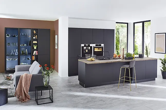 Moderne Inselküche in  Schwarz softmatt