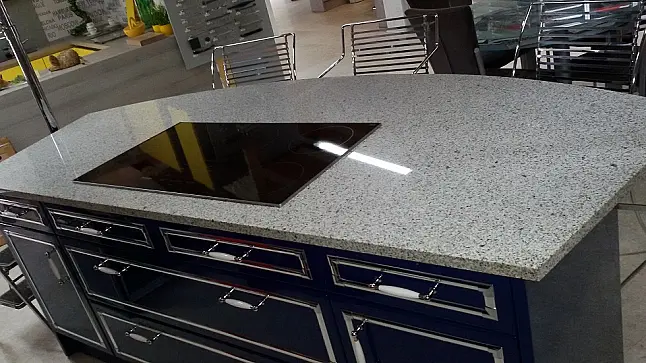 Qualitativ hochwertige Arbeitsplatte in Naturstein Bianco Crystal