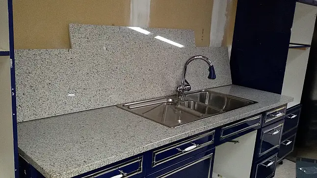 Qualitativ hochwertige Arbeitsplatte in Naturstein Bianco Crystal