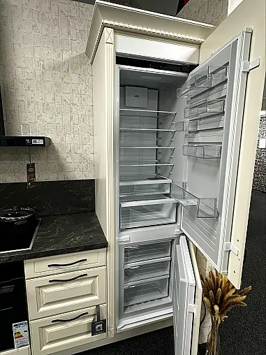 Zeitlos modene Landhausküche in trendigem Magnolia gewischt