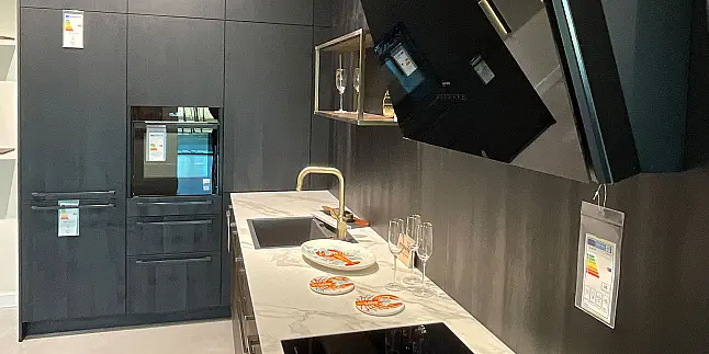elegante Küche mit Keramik und Messing