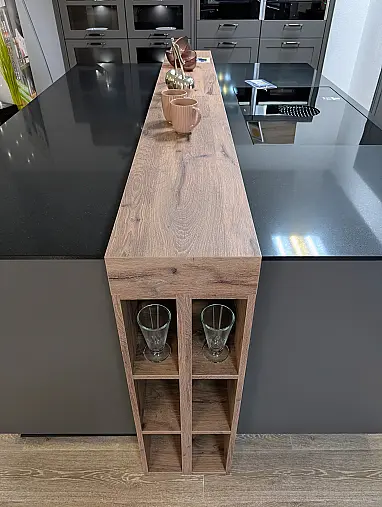Schiefergraue Landhausküche mit Insel