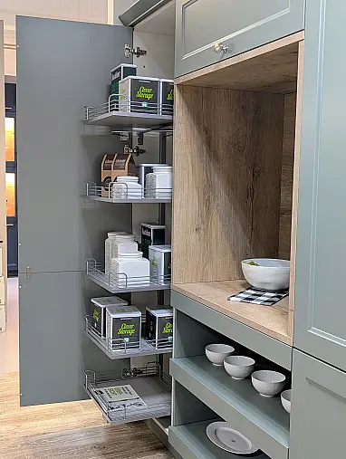 Schilfgrüne Landhausküche mit Insel