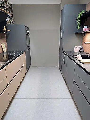 Moderne Küche mit zwei Zeilen