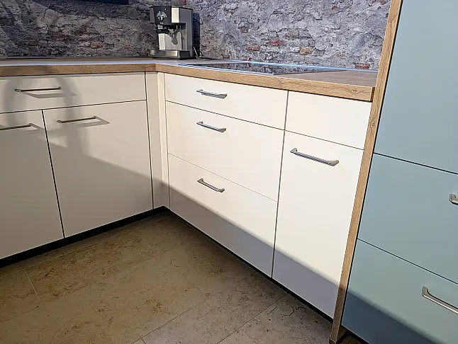 moderne Küche mit Keramikspüle