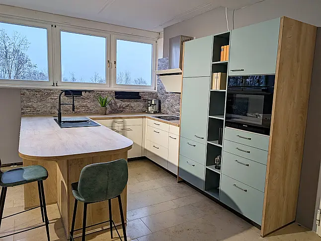 moderne Küche mit Keramikspüle