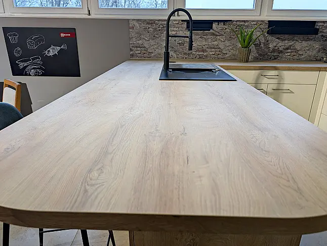 moderne Küche mit Keramikspüle