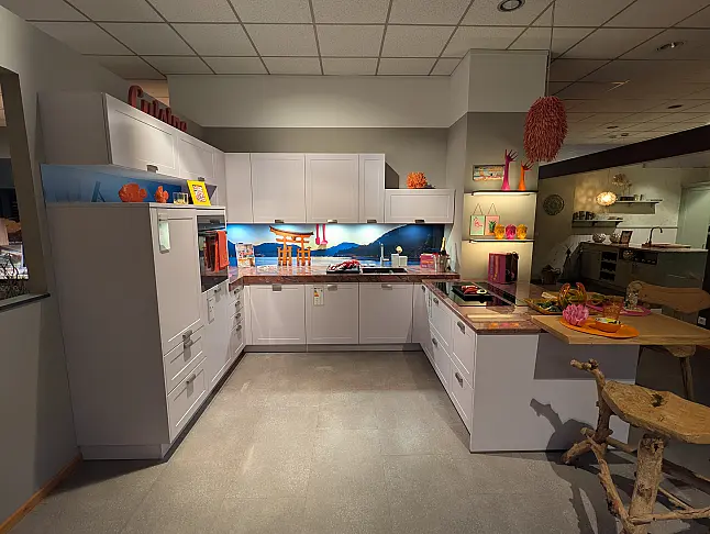 Moderne Landhausküche in Sonderfarbe NCS 1010-R50B PASTELLVIOLETT