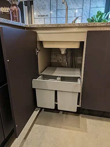 Bicolor Küche mit Linoleum- und Lackfronten! Ausstattung: Miele, V&amp;B