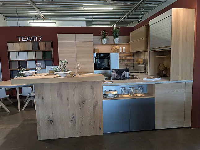 Moderne Massivholzküche mit Theke