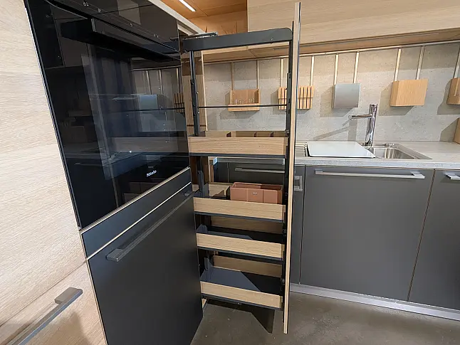 Moderne Massivholzküche mit Theke