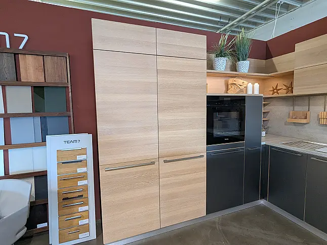 Moderne Massivholzküche mit Theke