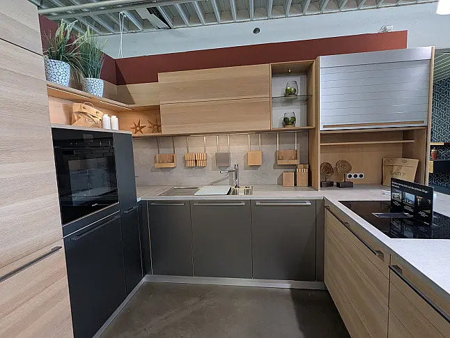 Moderne Massivholzküche mit Theke