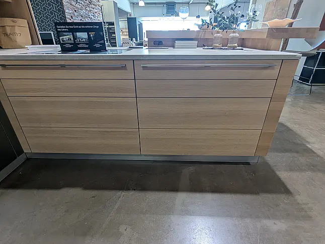 Moderne Massivholzküche mit Theke