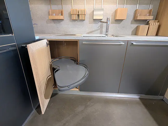 Moderne Massivholzküche mit Theke