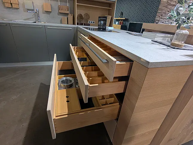 Moderne Massivholzküche mit Theke