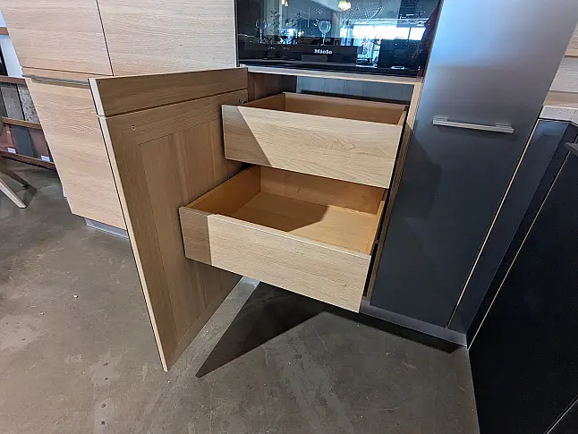 Moderne Massivholzküche mit Theke
