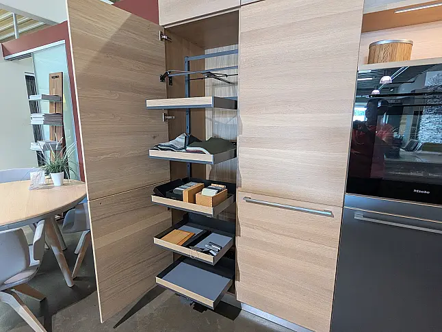 Moderne Massivholzküche mit Theke