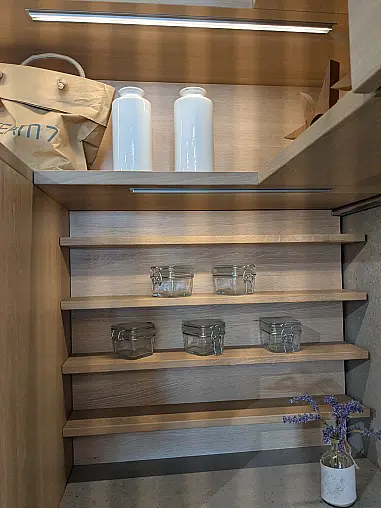 Moderne Massivholzküche mit Theke