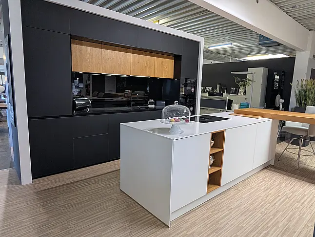 moderne 2-zeilige Küche in Kristallweiß, Onyxschwarz und Asteiche