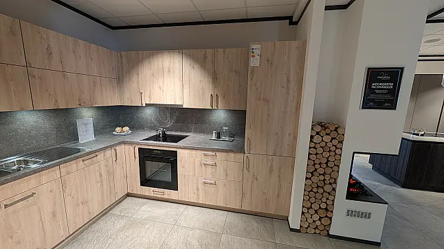 Moderne L-Küche in Holzoptik und Neff Geräten