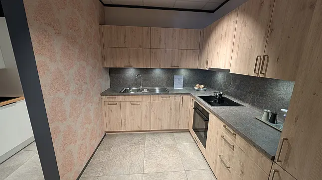 Moderne L-Küche in Holzoptik und Neff Geräten