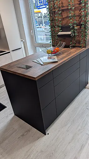 Moderne Schüller Einbauküche L-Form mit Insel Fino Matt Onyxschwarz mit Antifingerprint