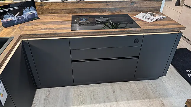 Moderne Schüller Einbauküche L-Form mit Insel Fino Matt Onyxschwarz mit Antifingerprint